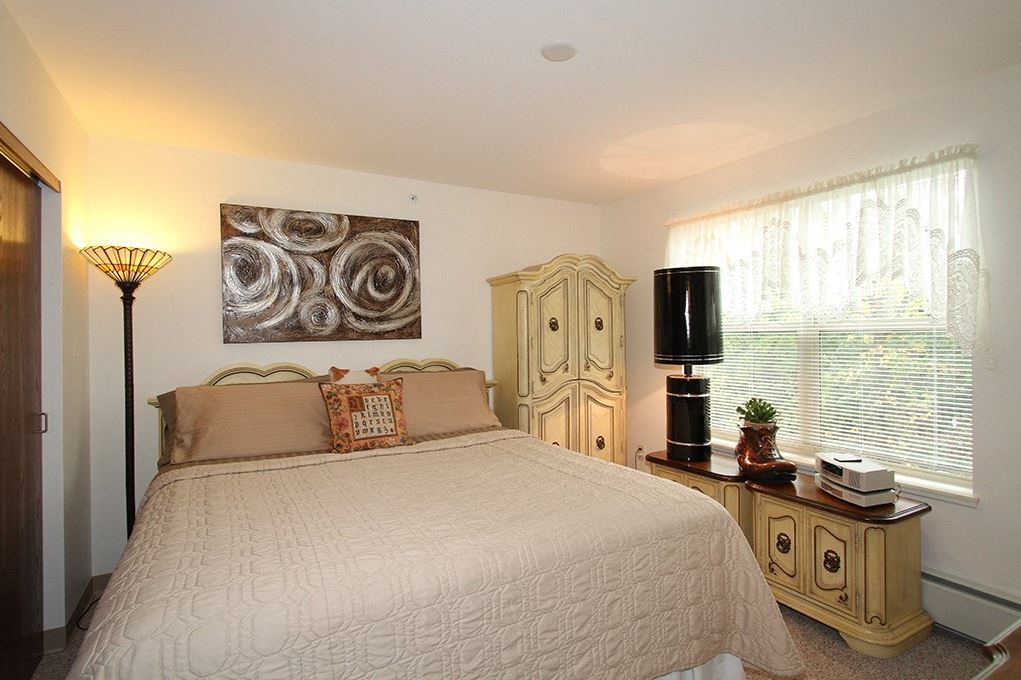390Bedroom 2.JPG